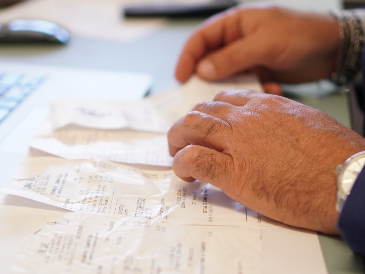 Documenti e ricevute di rifornimento esaminati per una pratica di recupero accise a Bari